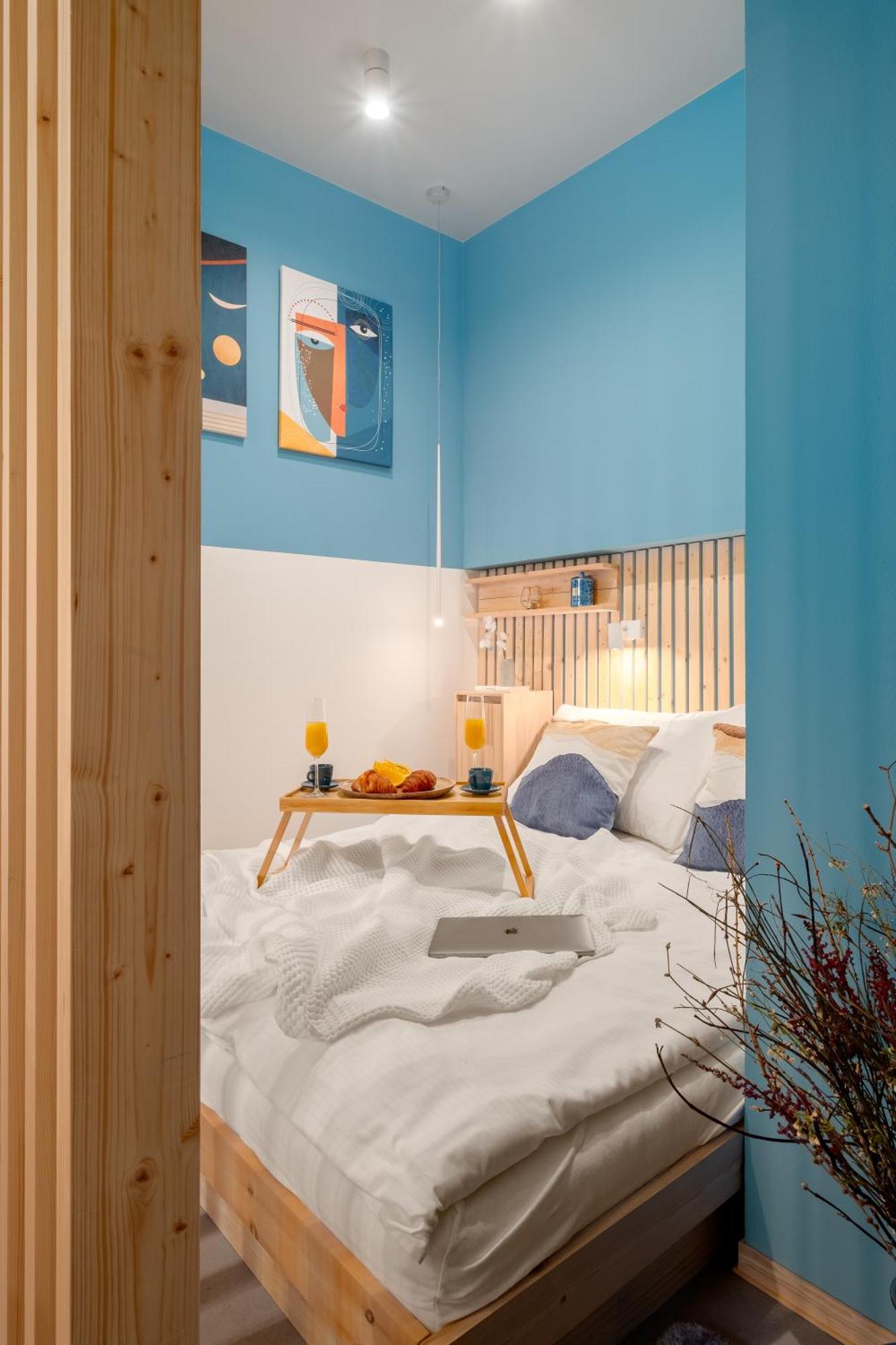 Days - Playful In Trendy Area Apartment