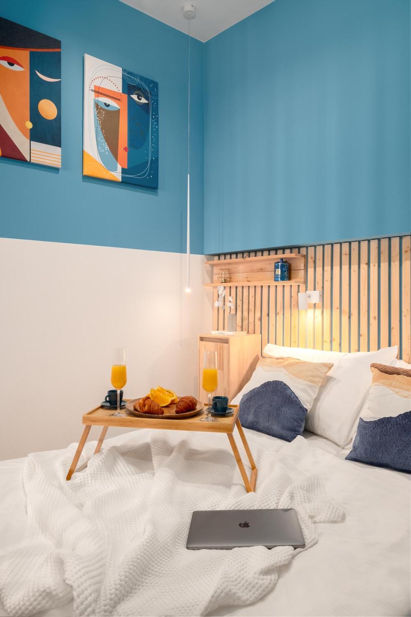 Apartment Days - Playful In Trendy Area