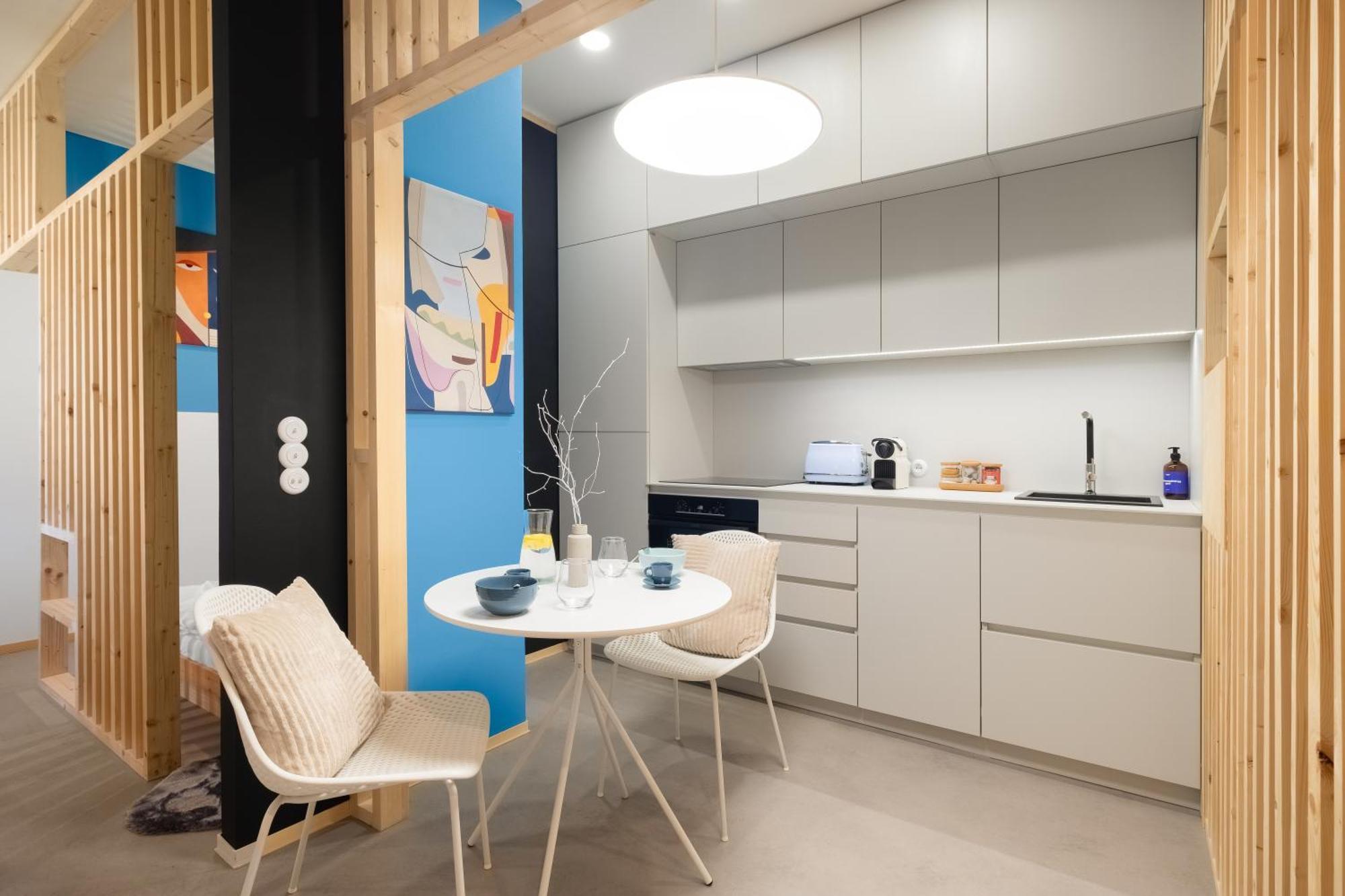 Apartment Days - Playful In Trendy Area